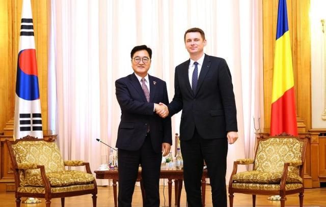 해외 순방 중인 우원식 국회의장이 25일현지시간 미르체아 아브루데안 상원의장과 만나 악수하고 있다 2025726 국회 제공 재판매 및 DB 금지