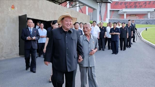 김정은 국무위원장이 지난 24일 당·정부 무력기관의 지도간부들과 함께 반제계급교양의 거점인 신천계급교양관을 돌아봤다고 조선중앙TV가 26일 보도했다 조선중앙TV 화면
