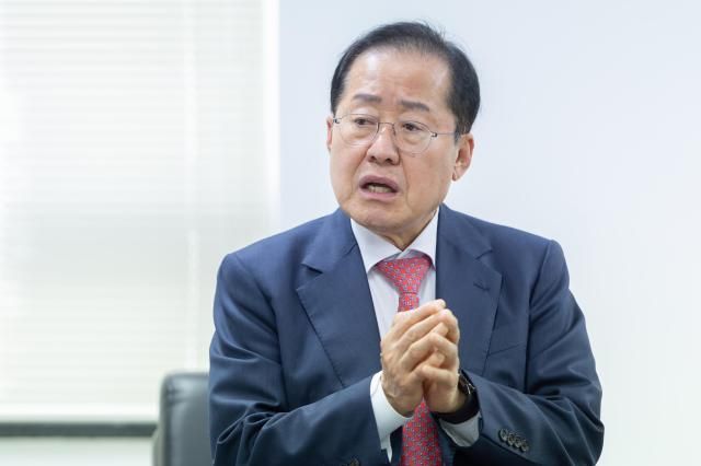홍준표 국민의힘 대선 경선후보가 22일 오후 서울 여의도 대하빌딩 선거캠프 사무실에서 아주경제와 인터뷰를 하고 있다 20250422사진유대길 기자 dbeorlf123ajunewscom
