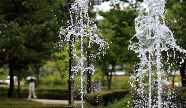 폭염 특보가 내려진 25일 전북 전주시 마전숲공원에서 분수가 작동하고 있다 사진연합뉴스
