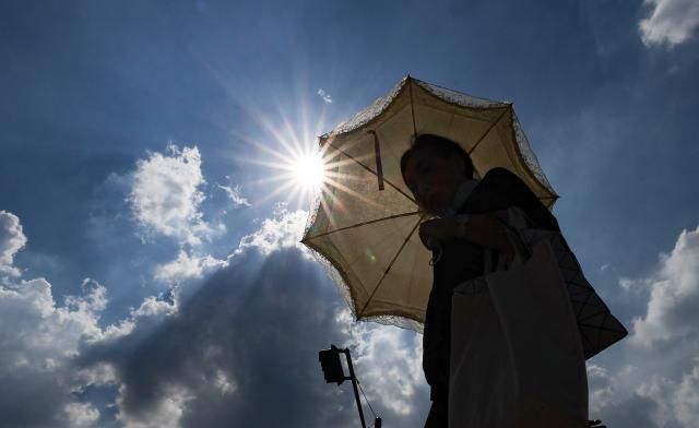 양산 필요한 무더위 대구연합뉴스 윤관식 기자 대구에 폭염경보가 이어진 23일 동대구역 광장에서 한 시민이 양산을 쓰고 이동하고 있다 2025723 psikynacokr2025-07-23 161845 저작권자 ⓒ ㈜연합뉴스 무단 전재 재배포 금지 AI 학습 및 활용 금지저작권자 ⓒ ㈜연합뉴스 무단 전재 재배포 금지 AI 학습 및 활용 금지