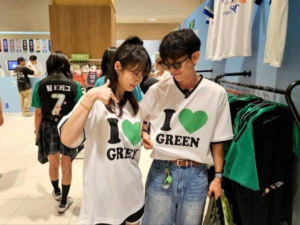 유튜브 채널 한그영그를 운영하는 전북 현대 커플 팬이 유니폼을 입고 포즈를 취하고 있다 사진홍승완 기자