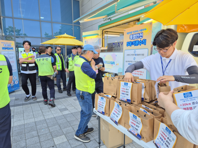 인천항 국제여객터미널 및 부두 현장 근로자에게 지원 물품을 전달하고 온열질환 예방수칙을 안내하고 있다 사진인천항망공사