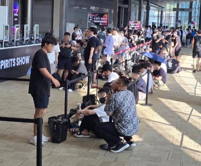 '2025 서울바앤스피릿쇼' 개막 첫 날인 지난 25일 관람객들이 입장을 기다리고 있다. [사진=김현아 기자]