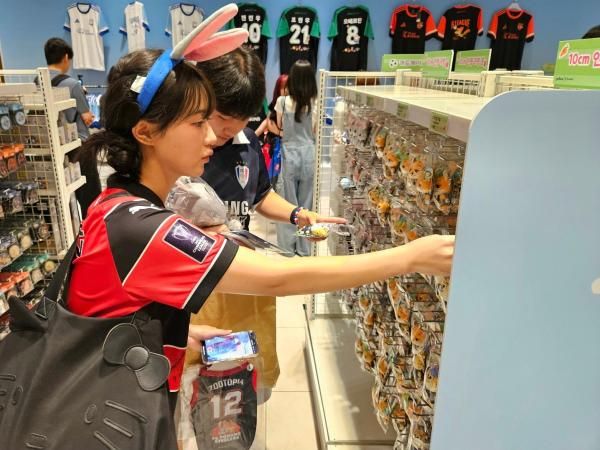 강유빈25·김남혁25씨가 K리그×주토피아 협업 제품을 둘러보고 있다 사진홍승완 기자