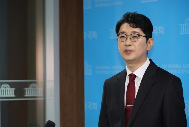 주진우 국민의힘 의원이 24일 서울 여의도 국회 소통관에서 국민의힘 당대표 출마 선언 기자회견을 마치고 취재진의 질문에 답하고 있다 사진연합뉴스