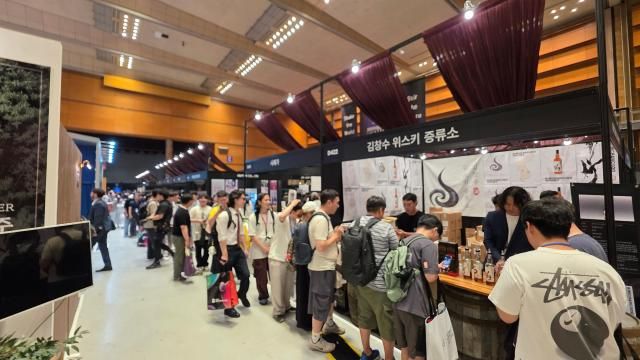 2025 서울바앤스피릿쇼 김창수 위스키 증류소 기원 부스 앞에 늘어선 시음 대기 줄 사진김현아 기자