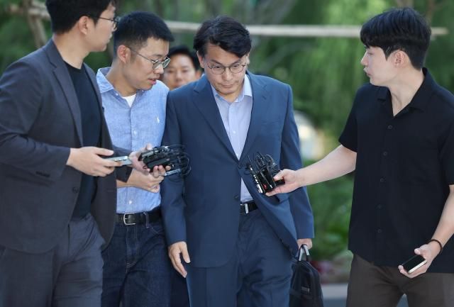 국민의힘 윤상현 의원이 27일 서울 종로구 광화문 kt웨스트 김건희 특검 사무실로 향하고 있다 사진연합뉴스 