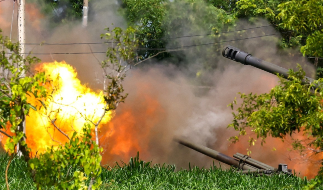지난 25일현지시간 태국 동부 수린주 국경 지대에서 태국군 야포가 캄보디아를 향해 포격을 가하고 있다 사진연합뉴스
