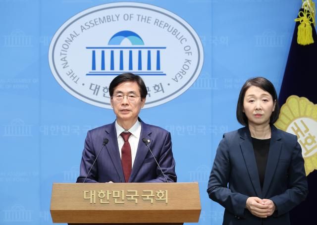 조경태 국민의힘 의원이 23일 서울 여의도 국회 소통관에서 혁신후보 단일화 촉구 등 현안 관련 기자회견을 하고 있다 사진연합뉴스