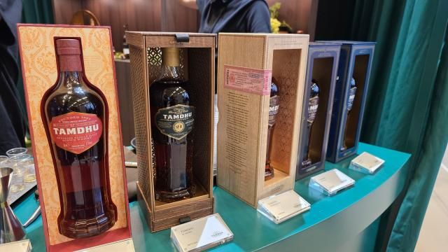 '2025 서울바앤스피릿쇼'에서 롯데칠성 부스에 전시돼 있는 신제품 '탐두 21년'(왼쪽 두번째) [사진=김현아 기자]