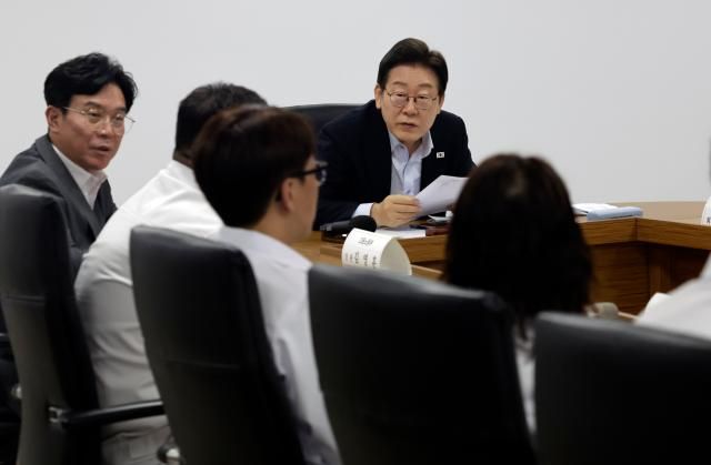 이재명 대통령이 지난 25일 경기 시흥시 SPC삼립 시화공장에서 열린 산업재해 근절 현장 노사간담회에서 SPC삼립 직원의 발언을 듣고 있다 이 대통령 왼쪽은 김영훈 고용노동부 장관 사진연합뉴스