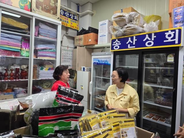 한성숙 중소벤처기업부 장관오른쪽이 27일 충남 당진전통시장을 방문해 상인들과 소통하고 있다 사진연합뉴스