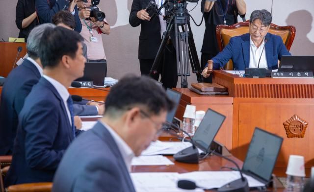 22일 국회에서 열린 국회 법제사법위원회 전체 회의에서 이춘석 법사위원장이 오영준 헌법재판관 청문보고서 채택의 건을 처리하고 있다 사진연합뉴스