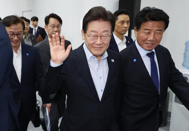 이재명 대통령이 지난 25일 부산 부경대에서 열린 타운홀미팅 부산의 마음을 듣다 간담회를 마친 뒤 행사장을 떠나며 시민들을 향해 인사하고 있다 사진연합뉴스