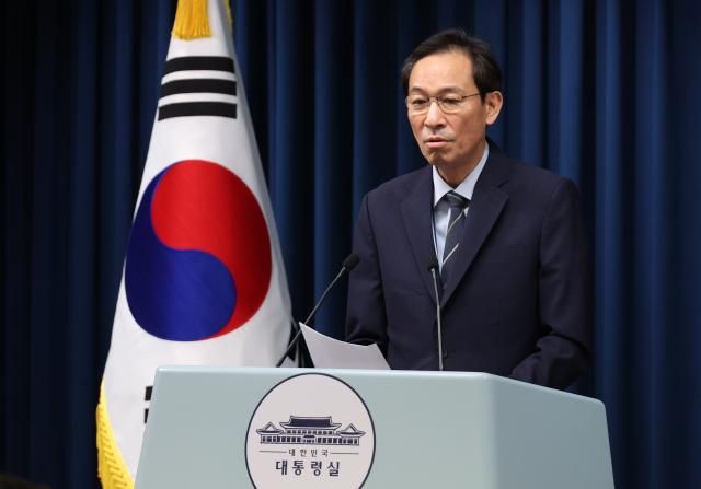 우상호 대통령실 정무수석이 28일 용산 대통령실에서 제21대 대통령 국민임명식 관련 브리핑을 하고 있다 사진연합뉴스