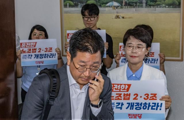 진보당 전종덕 의원이 28일 국회 환경노동위원회 법안소위가 열린 소회의실 앞에서 손팻말을 들고 여야 의원들에게 온전한 노조법 2ㆍ3조노란봉투법 즉각 개정을 촉구하고 있다 사진연합뉴스