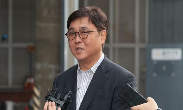 최휘영 문화체육관광부 장관 후보자가 14일 서울 종로구에 마련된 인사청문회 준비 사무실로 첫 출근하며 취재진 질문에 답하고 있다 사진연합뉴스 