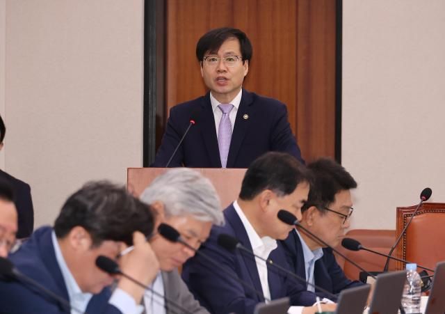 여한구 산업통상자원부 통상교섭본부장이 지난 4일 국회에서 열린 산업통상자원중소벤처기업위원회 전체회의에 참석해 한미 관세협의 통상조약법 절차 추진 계획 등을 보고 있다. [사진=연합뉴스]