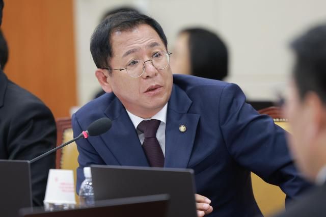 이상휘 국민의힘 국회의원이 지난해 11월 19일 오전 서울 여의도 국회 과학기술정보방송통신위원회에서 열린 박장범 KBS한국방송공사 사장 후보자 인사청문회에서 질의하고 있다 20241119사진유대길 기자 dbeorlf123ajunewscom