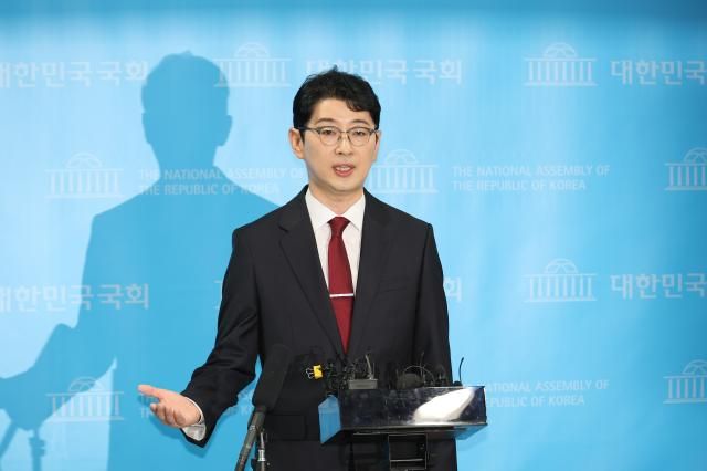 주진우 국민의힘 의원이 24일 서울 여의도 국회 소통관에서 국민의힘 당대표 출마 선언 기자회견을 마치고 취재진의 질문에 답하고 있다 사진연합뉴스