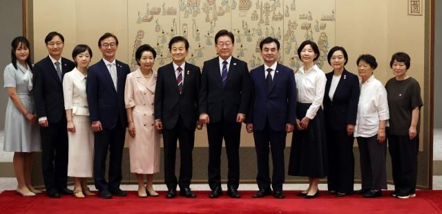 이재명 대통령이 28일 용산 대통령실에서 신임 국무위원 및 국세청장 임명장 수여식 후 기념촬영을 하고 있다 사진연합뉴스