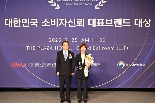 25일 서울 중구 더 플라자 호텔에서 진행된 2025 대한민국 소비자신뢰 대표브랜드 대상 시상식에서 경희대학교 이훈영 교수좌측와 서은영 쿠첸 마케팅본부 상무가 기념 촬영을 하고 있다 사진쿠첸