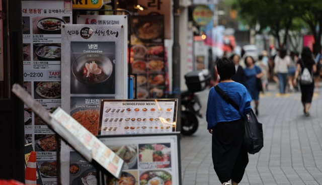 지난달 29일 서울 중구 명동거리 식당가 사진연합뉴스