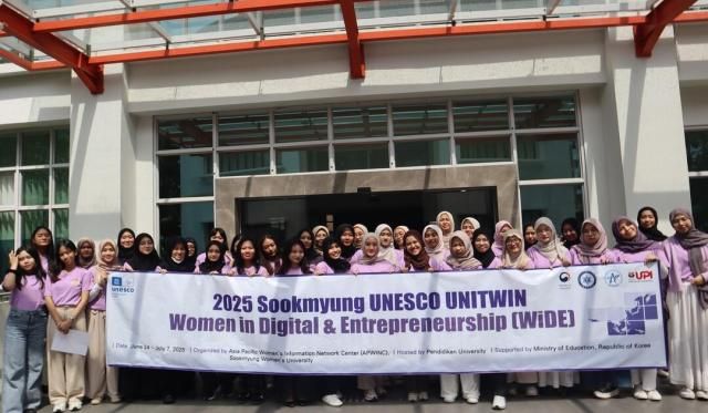 인도네시아 펜디디칸 대학교 학생들이 폐회식 후 기념촬영을 하고 있다 사진숙명여대 