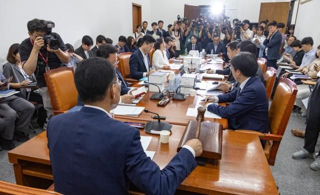 국회 환경노동위원회 법안소위 위원장인 김주영 더불어민주당 의원앞이 28일 국회 환노위 소회의실에서 열린 고용노동밥안소위에서 노조법 2ㆍ3조노란봉투법 개정안 심사를 시작하고 있다 사진연합뉴스