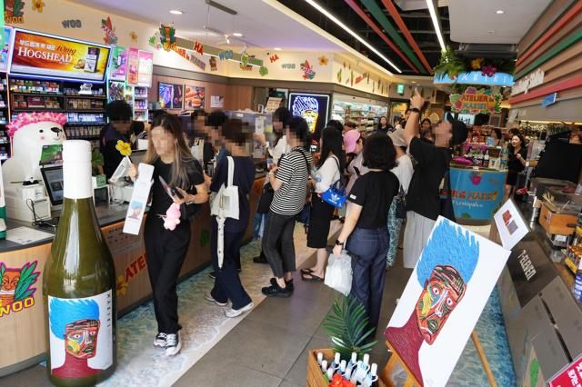 28일 오후 서울 송파구 신천동 세븐일레븐 챌린지스토어점에서 고객들이 하정우가 개발에 참여한 마키키 쇼비뇽블랑을 사기 위해 줄 서 있다 사진세븐일레븐