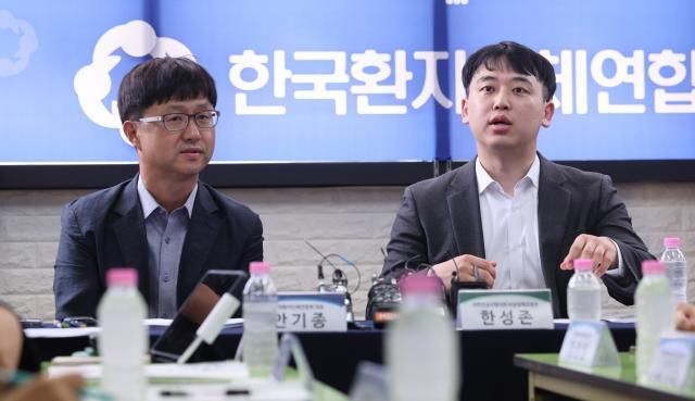 한성존 대한전공의협의회 비상대책위원장이 28일 서울 영등포구 한국환자단체연합회 사무실을 방문 안기종 대표를 비롯한 관계자들을 만나 발언을 하고 있다사진연합뉴스