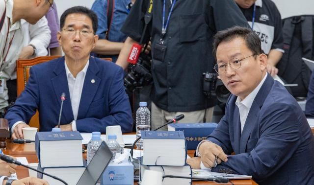 국회 환경노동위원회 국민의힘 간사인 김형동 의원오른쪽이 28일 국회 환노위 소회의실에서 열린 고용노동밥안소위에서 노조법 2ㆍ3조노란봉투법 개정안 심사를 앞두고 발언하고 있다 사진연합뉴스