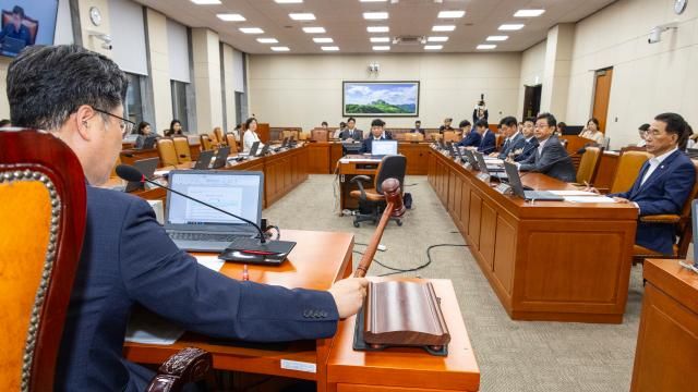 윤석열 전 대통령이 거부권재의요구권을 행사했던 노란봉투법노조법 2·3조 개정안이 28일 국회 환경노동위원회에서 여당 주도로 처리되고 있다 사진연합뉴스