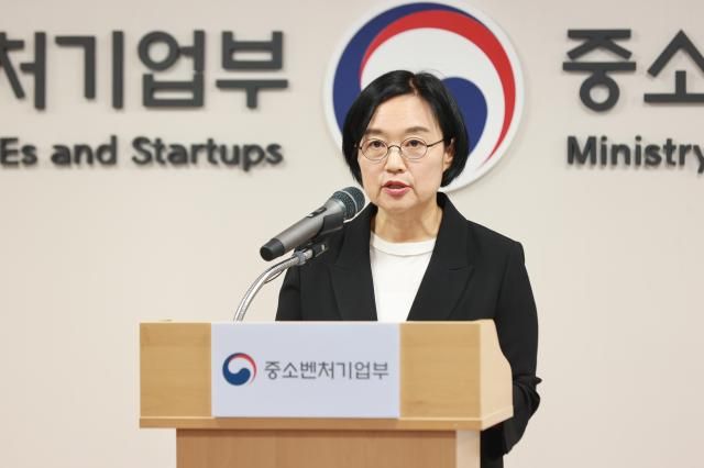 한성숙 중소벤처기업부 장관이 지난 24일 세종 중소벤처기업부 청사에서 열린 취임식에서 취임사를 하고 있다 사진중소벤처기업부 