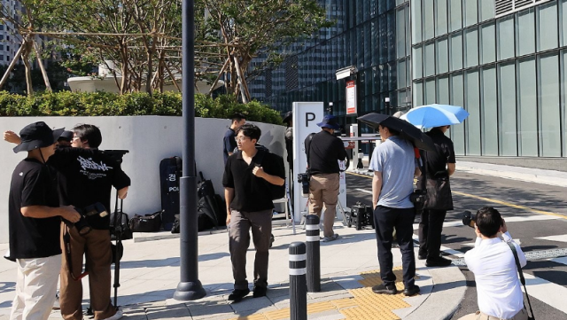 윤석열 전 대통령에 대한 김건희 특검팀의 첫 소환 조사가 예정된 29일 서울 종로구 특검 사무실 앞에 취재진이 대기하던 모습 윤 전 대통령은 이날 오전 10시로 예정됐던 특검팀 소환 요구에 출석하지 않았다 사진연합뉴스