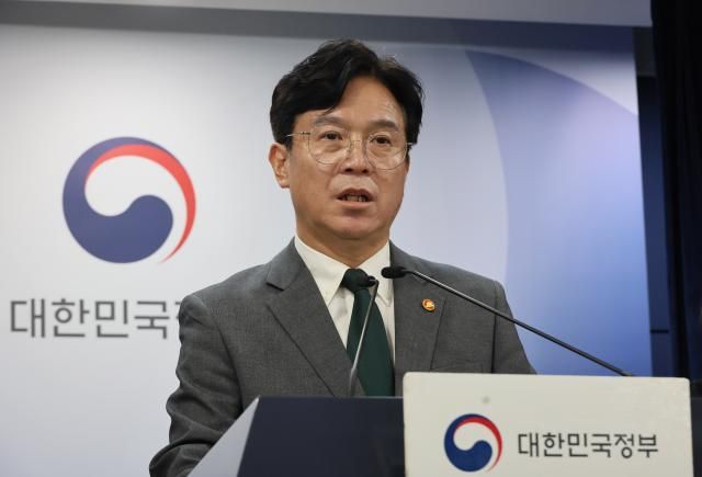 김영훈 고용노동부 장관이 29일 서울 종로구 정부서울청사에서 노동조합 및 노동관계조정법 개정안노란봉투법 관련 브리핑을 하고 있다 사진연합뉴스