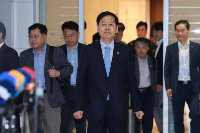 스콧 베선트 미국 재무장관과 면담하기 위해 워싱턴DC로 향하는 구윤철 부총리 겸 기획재정부 장관이 29일 인천국제공항 제2여객터미널에 도착 인터뷰를 하기 위해 이동하고 있다 사진연합뉴스