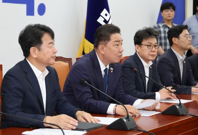 김병기 더불어민주당 당대표 직무대행 겸 원내대표가 29일 서울 여의도 국회에서 열린 원내대책회의에서 발언하고 있다 사진연합뉴스