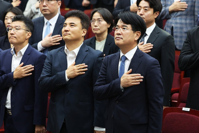 박재억 신임 수원지검장왼쪽 세번째이 29일 경기도 수원시 영통구 수원검찰청사에서 열린 취임식에서 국기에 경례하고 있다 사진연합뉴스