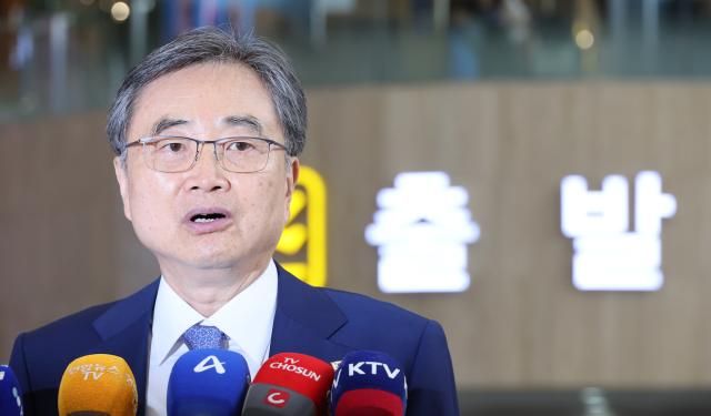 29일 일본을 방문하는 조현 외교부 장관이 서울 강서구 김포국제공항에서 취재진 질문에 답하고 있다 사진연합뉴스