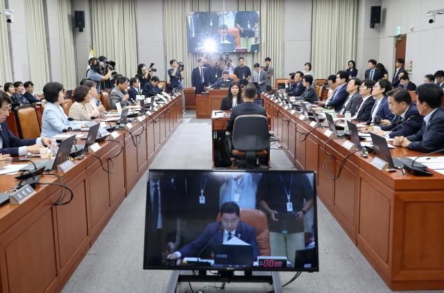 29일 국회 운영위원회 전체회의에서 김병기 위원장이 의사봉을 두드리고 있다 사진연합뉴스