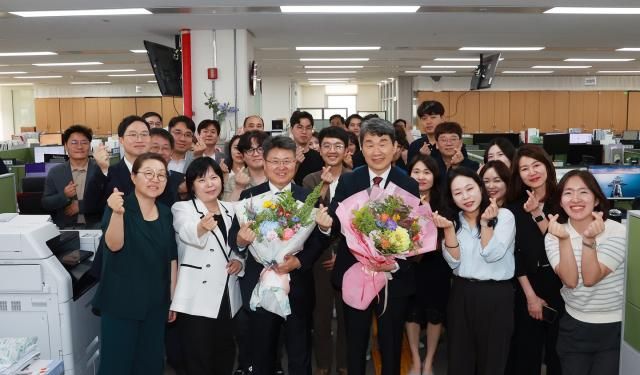 이주호 사회부총리 겸 교육부 장관이 29일 정부 세종청사 교육부에서 퇴임식을 갖고 직원들과 기념 촬영하고 있다 2025729 사진교육부