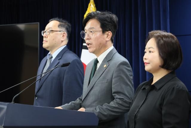 김영훈 고용노동부 장관이 29일 서울 종로구 정부서울청사에서 노동조합 및 노동관계조정법 개정안노란봉투법 관련 브리핑을 하고 있다 사진연합뉴스