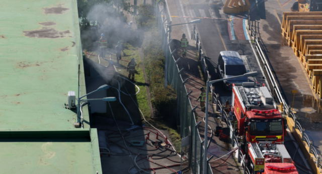 HD현대삼호 변전소 화재로 29일 전남 영암군 대불국가산업단지에서 소방 당국이 진화 작업을 벌이고 있다 사진연합뉴스