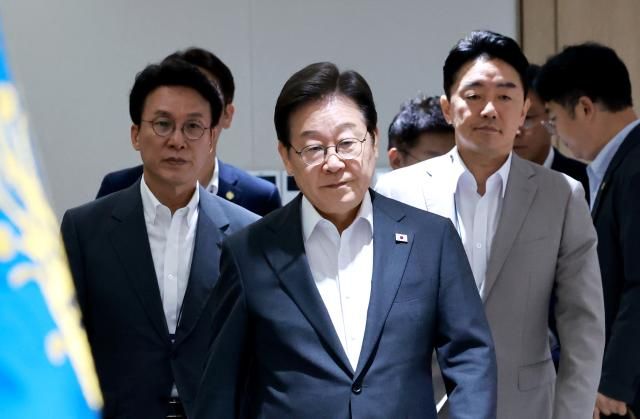 이재명 대통령이 29일 서울 용산 대통령실 청사에서 열린 국무회의에 김민석 국무총리 강훈식 대통령비서실장과 함께 입장하고 있다사진연합뉴스