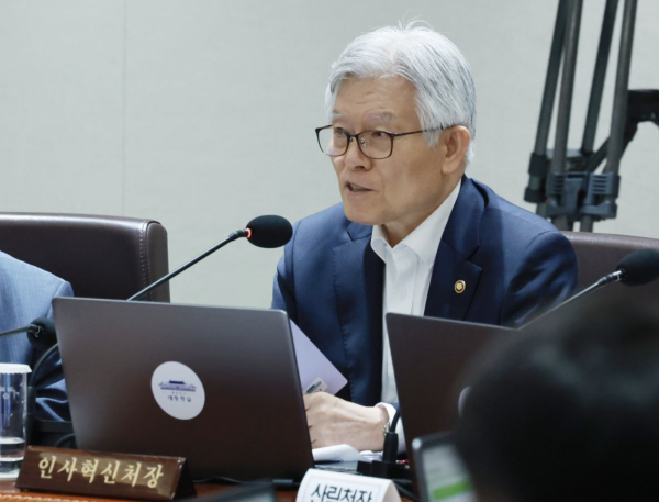 최동석 인사혁신처장이 29일 서울 용산 대통령실 청사에서 이재명 대통령 주재로 열린 국무회의에서 중대재해 근절대책 토론을 하며 발언하고 있다 사진연합뉴스