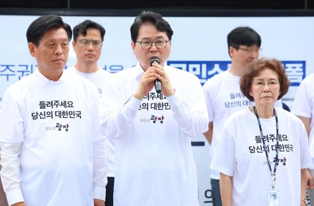 국정기획위원회 이한주 위원장이 1일 서울 종로구 국정기획위 앞에서 열린 버스로 찾아가는 모두의 광장 출정식에서 격려사를 하고 있다사진연합뉴스