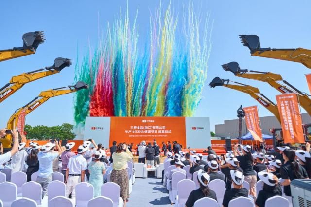 3일현지시간 중국 저장성 자싱시 마자방로에서 열린 삼양식품 자싱공장 착공식에서 참석자들이 축포 퍼포먼스를 보고 있다 사진삼양식품