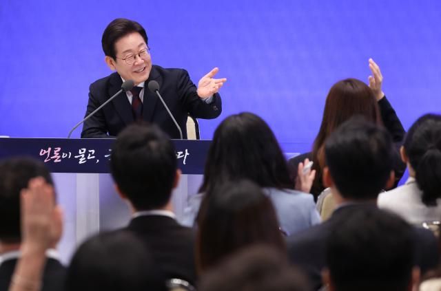 이재명 대통령이 3일 청와대 영빈관에서 열린 대통령의 30일 언론이 묻고 국민에게 답하다 기자회견에서 질문자를 지정하고 있다 사진연합뉴스